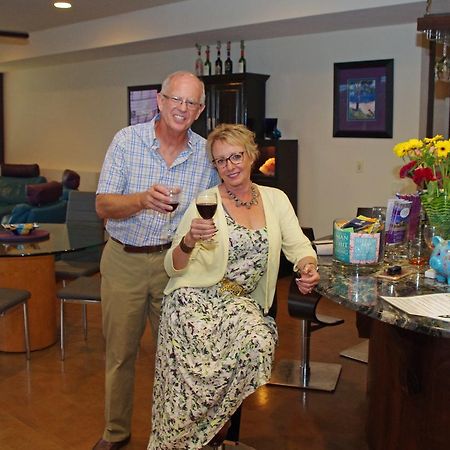 Cheers B&B Kelowna Bagian luar foto